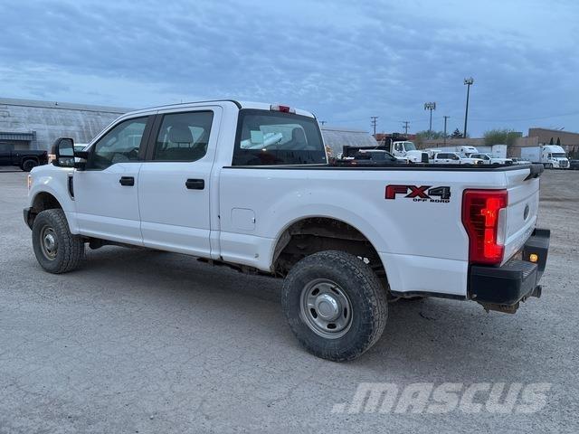 Ford F-250 Kis teherszállító/Platós kocsi