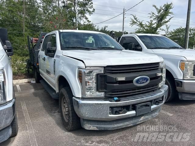 Ford F-250 Platós / Ponyvás teherautók