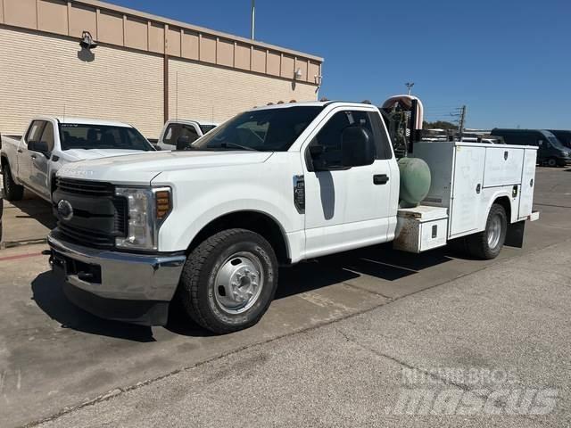 Ford F-350 Kis teherszállító/Platós kocsi