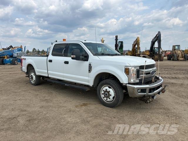 Ford F-350 Kis teherszállító/Platós kocsi