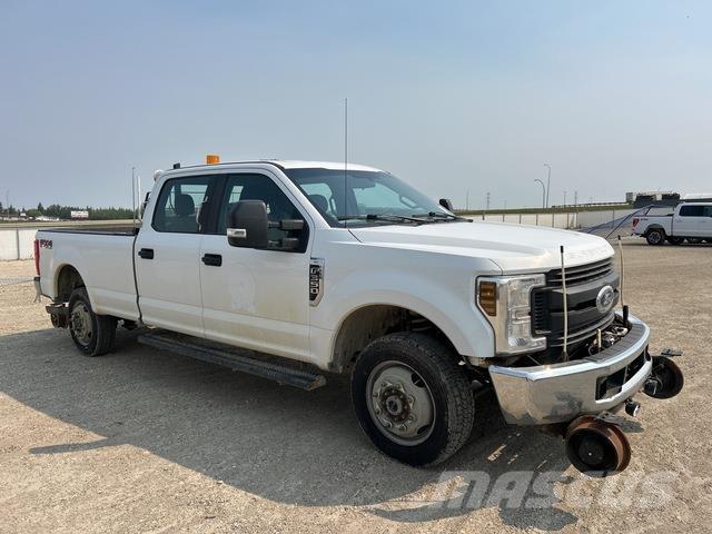 Ford F-350 Kis teherszállító/Platós kocsi