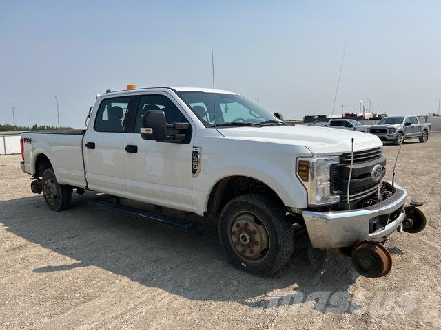 Ford F-350 Kis teherszállító/Platós kocsi