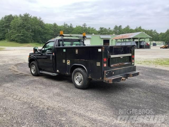 Ford F-350 Kis teherszállító/Platós kocsi