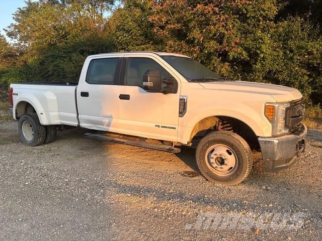 Ford F-350 Kis teherszállító/Platós kocsi