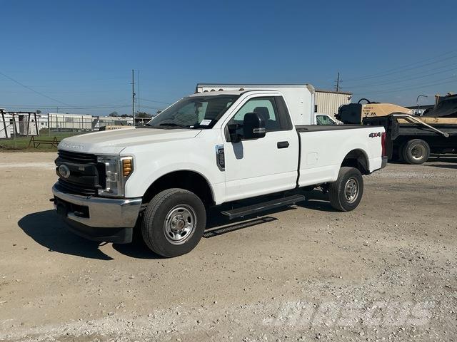 Ford F-350 Kis teherszállító/Platós kocsi