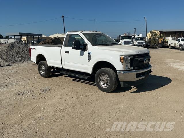 Ford F-350 Kis teherszállító/Platós kocsi