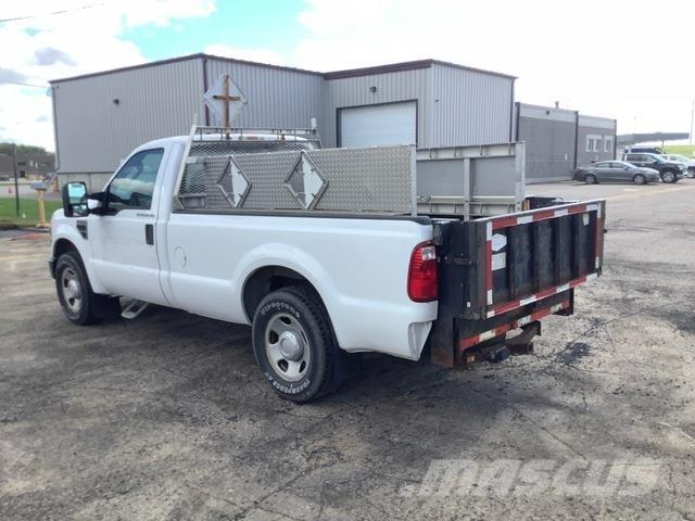 Ford F-350 Kis teherszállító/Platós kocsi