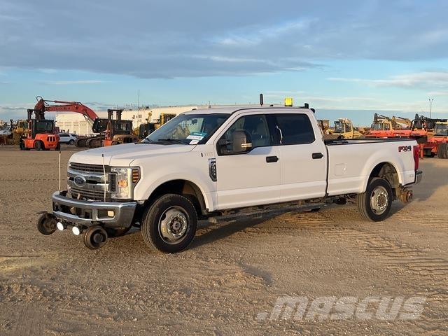 Ford F-350 Kis teherszállító/Platós kocsi