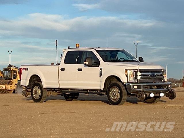 Ford F-350 Kis teherszállító/Platós kocsi