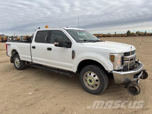 Ford F-350 Kis teherszállító/Platós kocsi