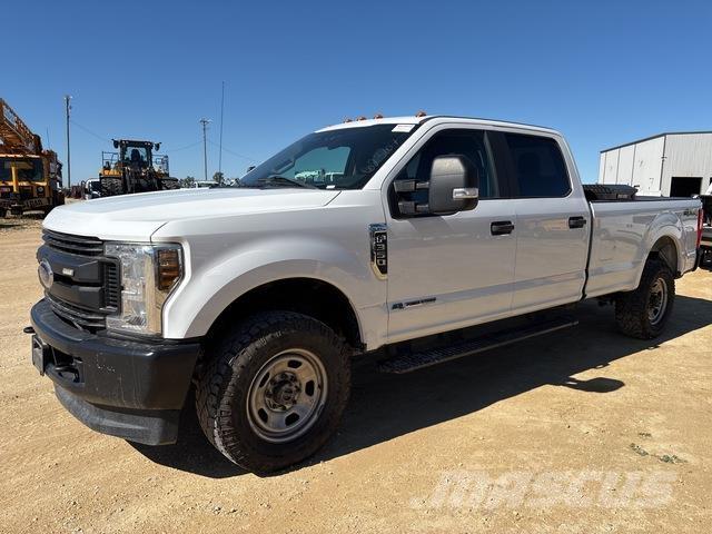 Ford F-350 Kis teherszállító/Platós kocsi