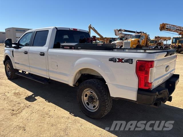 Ford F-350 Kis teherszállító/Platós kocsi