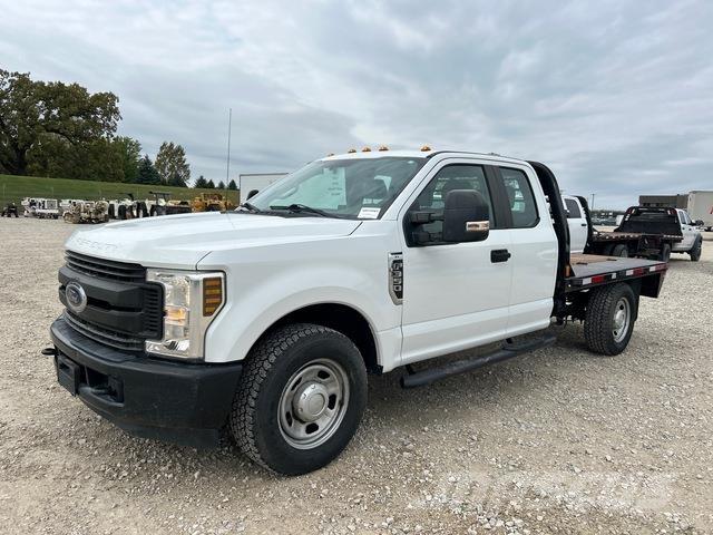 Ford F-350 Platós / Ponyvás teherautók