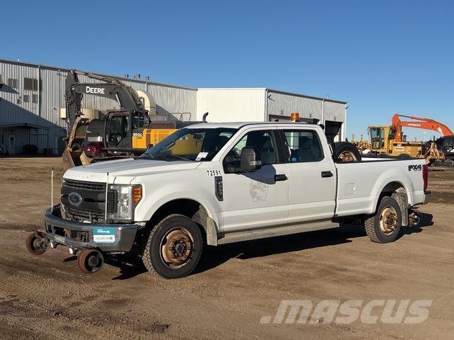 Ford F-350 Kis teherszállító/Platós kocsi