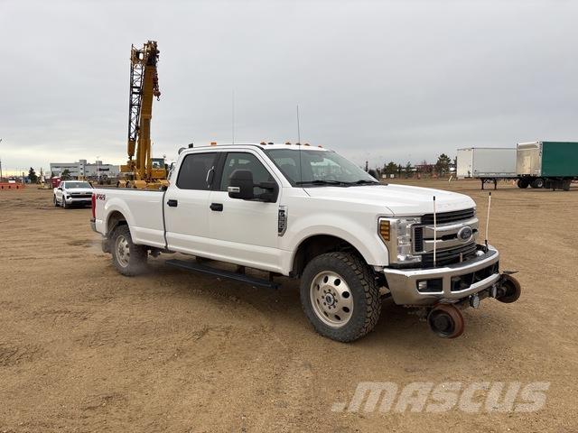 Ford F-350 XL Kis teherszállító/Platós kocsi