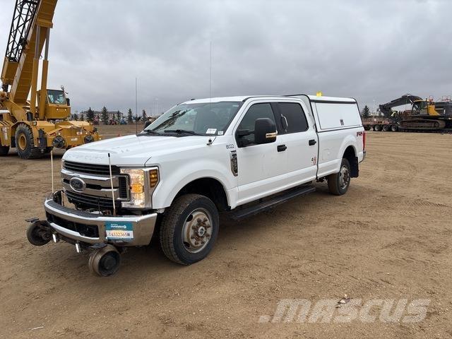 Ford F-350 XL Kis teherszállító/Platós kocsi