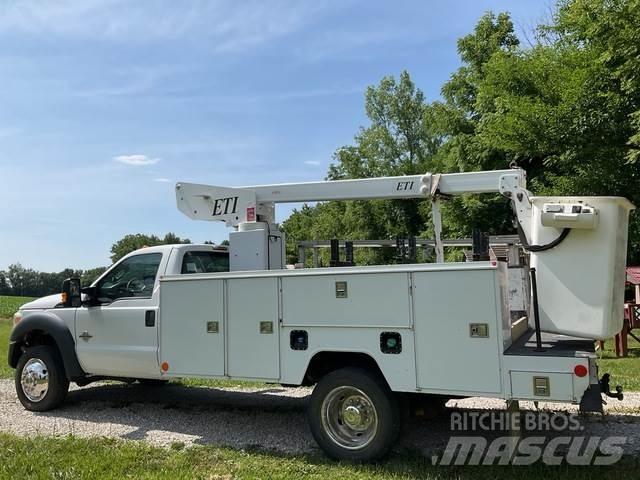 Ford F-450 Teherautóra szerelt emelők és állványok