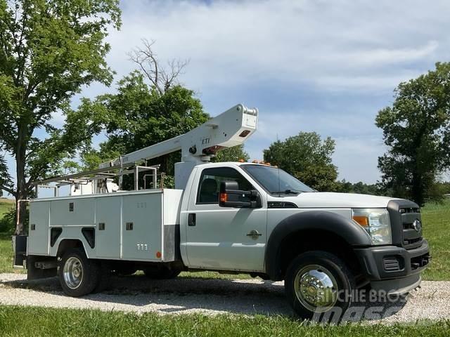 Ford F-450 Teherautóra szerelt emelők és állványok