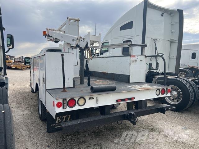 Ford F-450 Teherautóra szerelt emelők és állványok