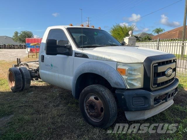 Ford F-450 XL Vezetőfülke és belső tartozékok