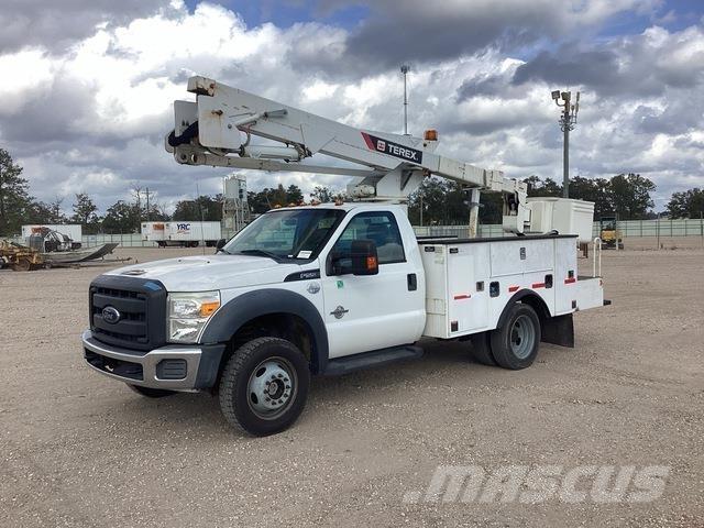 Ford F-550 Teherautóra szerelt emelők és állványok