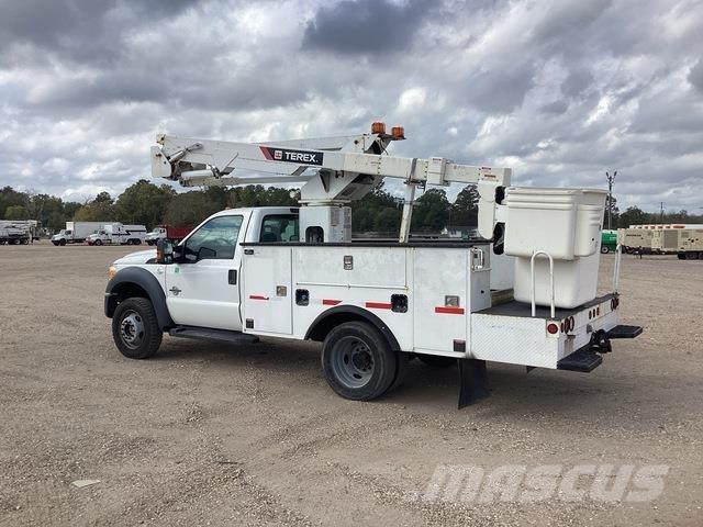 Ford F-550 Teherautóra szerelt emelők és állványok