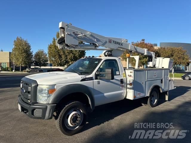 Ford F-550 Teherautóra szerelt emelők és állványok