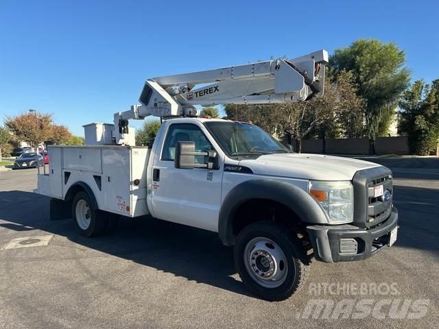 Ford F-550 Teherautóra szerelt emelők és állványok
