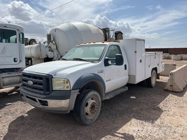 Ford F-550 Kis teherszállító/Platós kocsi