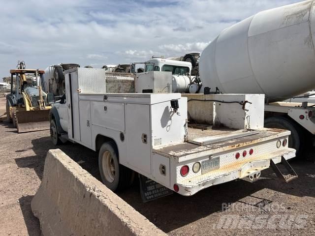 Ford F-550 Kis teherszállító/Platós kocsi