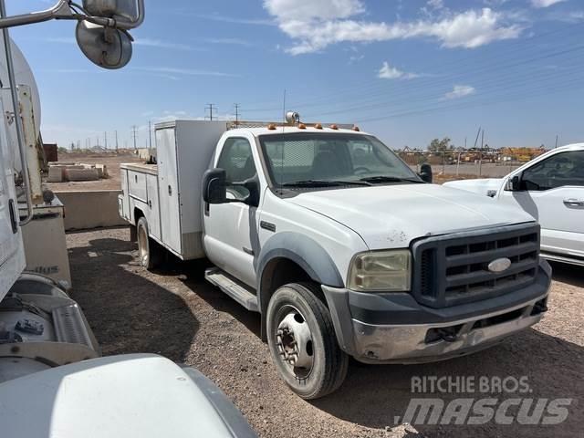 Ford F-550 Kis teherszállító/Platós kocsi