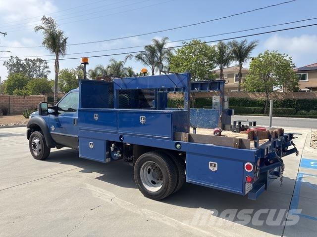 Ford F-550 Kis teherszállító/Platós kocsi