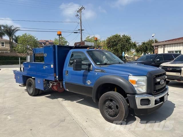 Ford F-550 Kis teherszállító/Platós kocsi