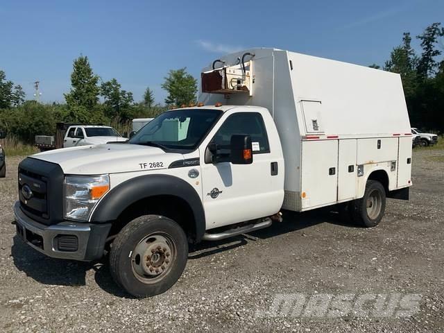 Ford F-550 Kis teherszállító/Platós kocsi