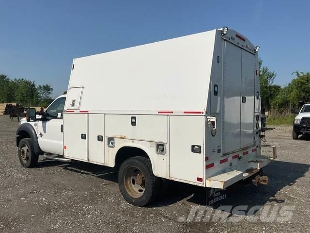 Ford F-550 Kis teherszállító/Platós kocsi