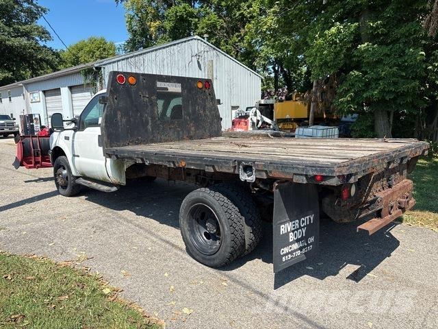 Ford F-550 Platós / Ponyvás teherautók