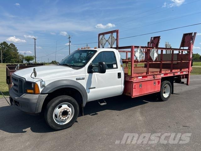 Ford F-550 Platós / Ponyvás teherautók