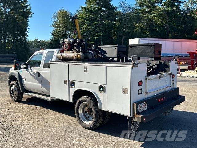 Ford F-550 Kis teherszállító/Platós kocsi