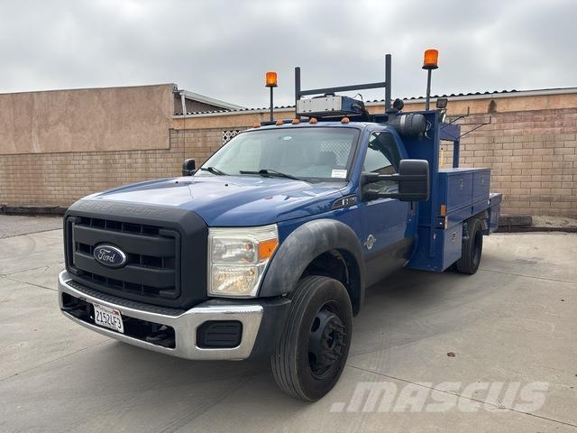 Ford F-550 Kis teherszállító/Platós kocsi