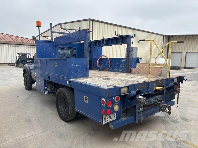 Ford F-550 Kis teherszállító/Platós kocsi