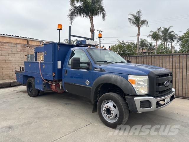 Ford F-550 Kis teherszállító/Platós kocsi