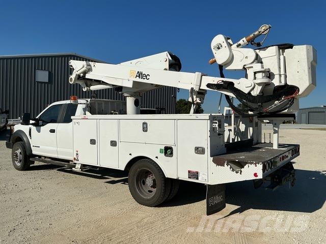 Ford F-550 Teherautóra szerelt emelők és állványok
