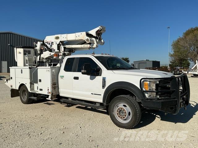 Ford F-550 Teherautóra szerelt emelők és állványok