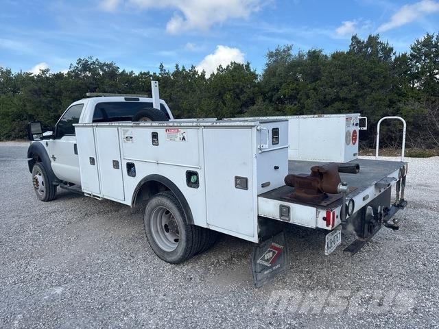 Ford F-550 Kis teherszállító/Platós kocsi