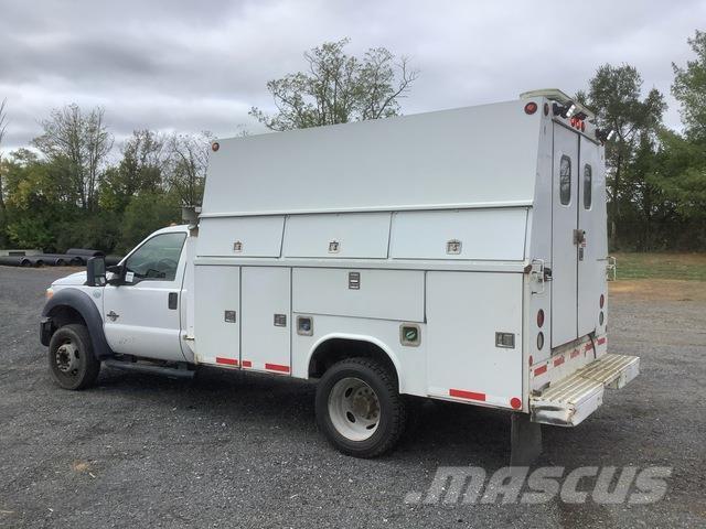 Ford F-550 Kis teherszállító/Platós kocsi