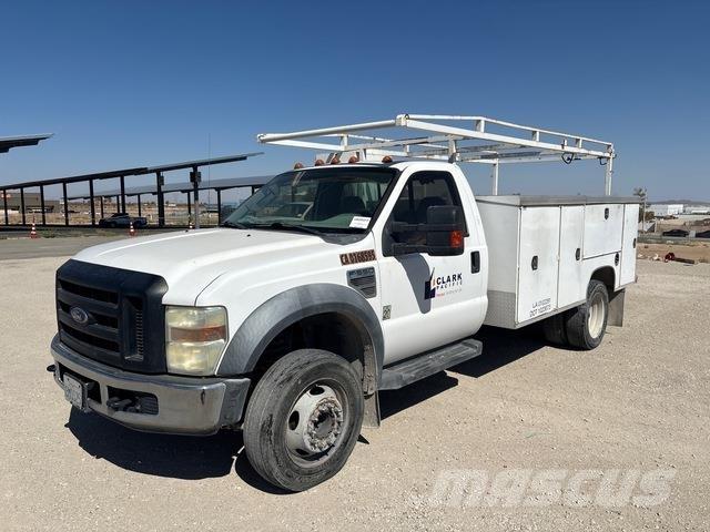 Ford F-550 Kis teherszállító/Platós kocsi