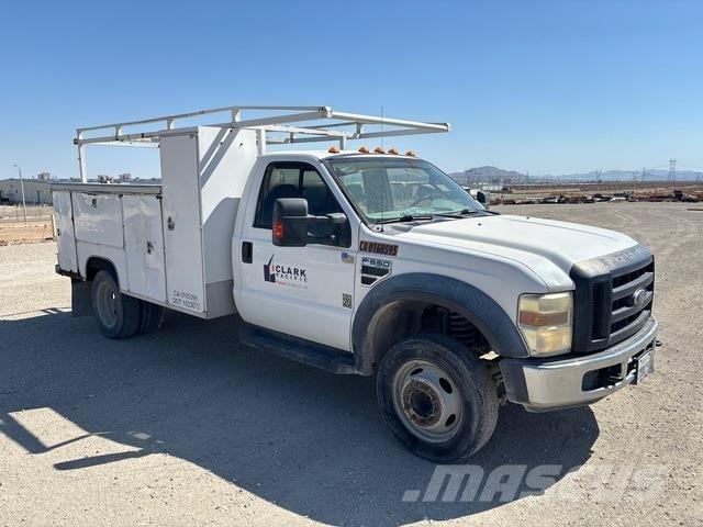 Ford F-550 Kis teherszállító/Platós kocsi
