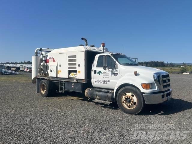 Ford F-650 Lánctalpas kotrók