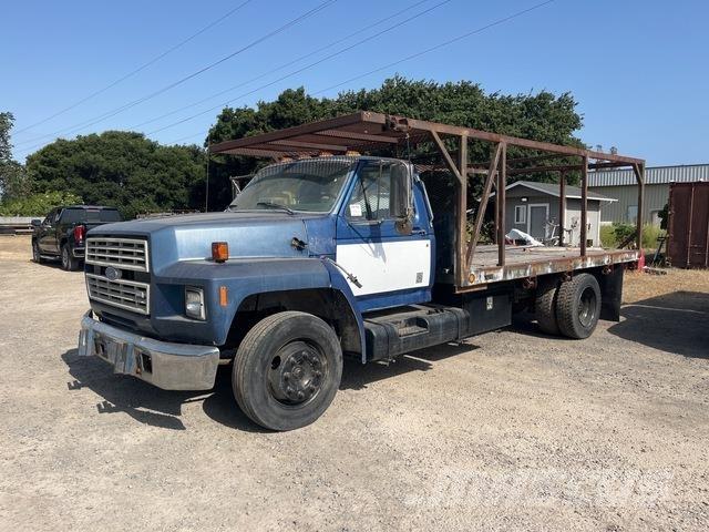 Ford F-700 Platós / Ponyvás teherautók