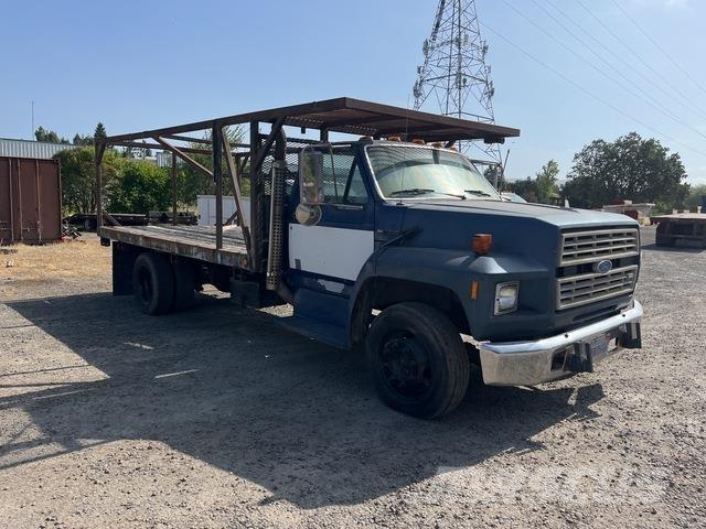 Ford F-700 Platós / Ponyvás teherautók